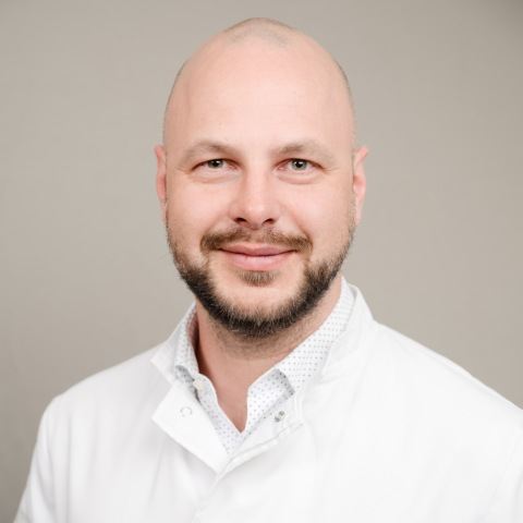 Dr. Andris Veiss